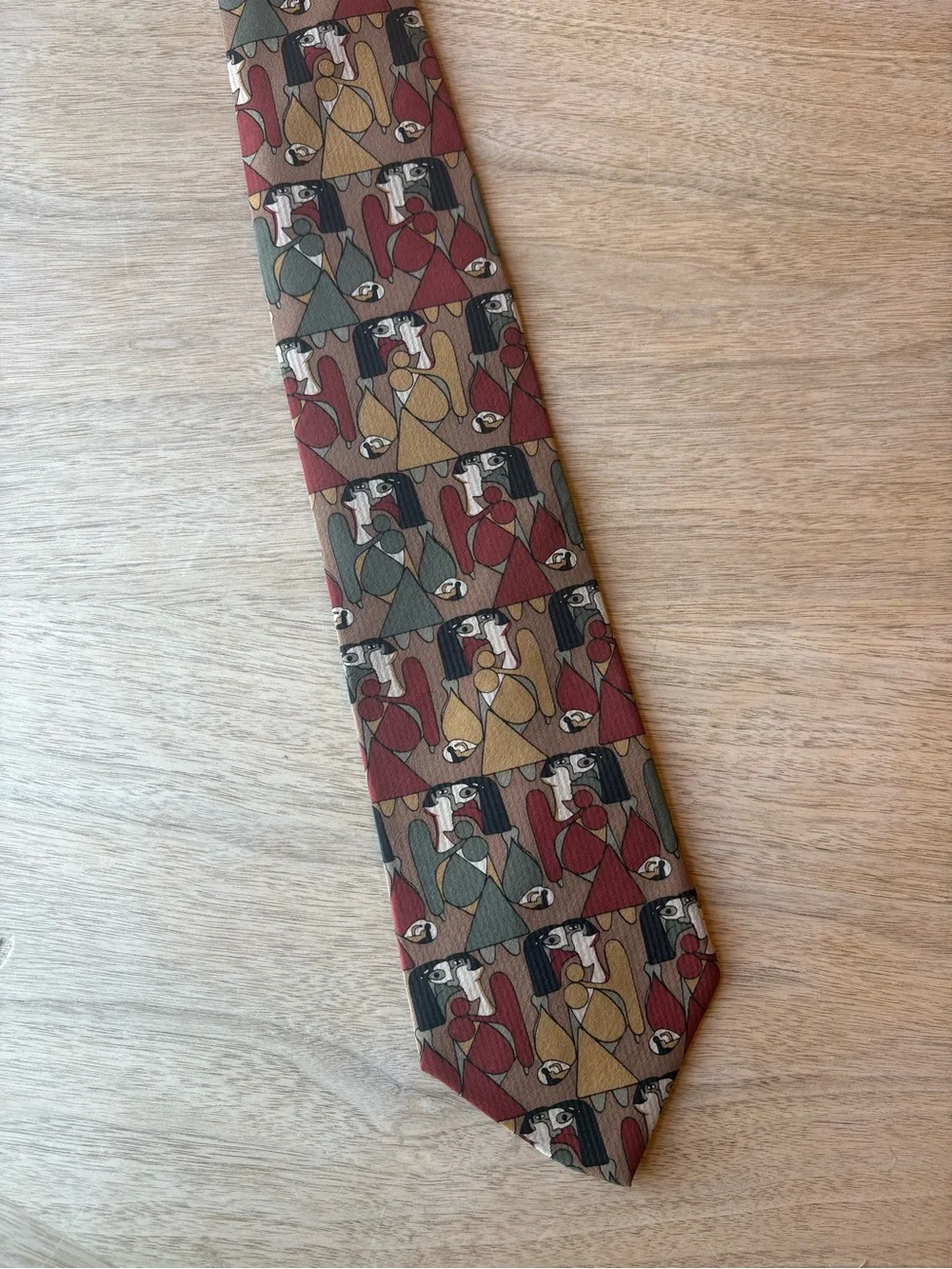 Picasso Face Pattern 100% Silk Made in USA Tie FEMME EN ROUGE SUR FAUTEUIL VERT